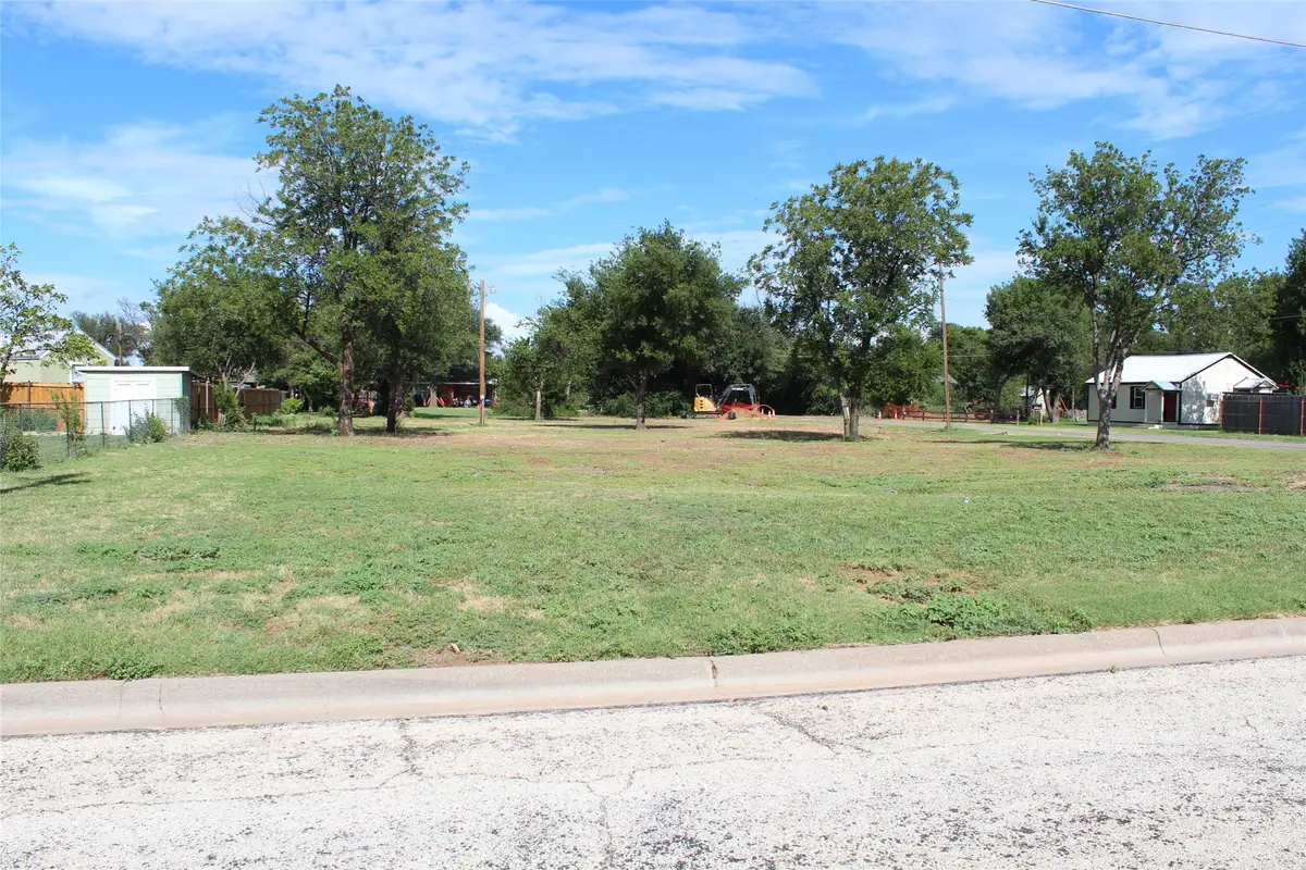 641 W C Street, Munday, TX 76371 - #1