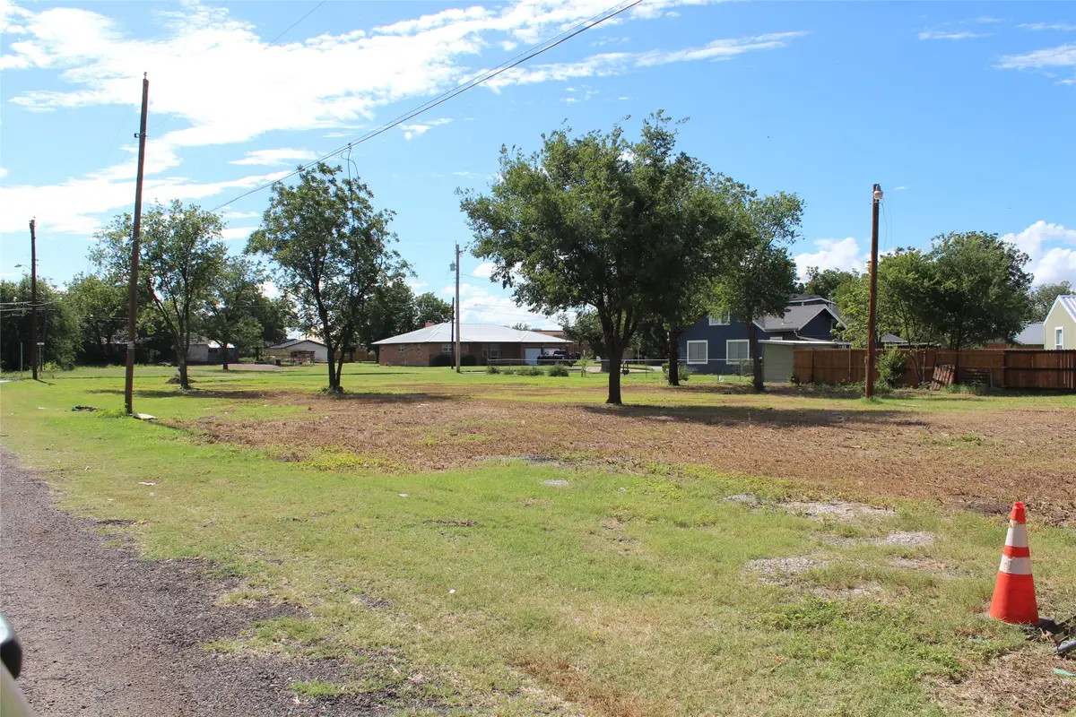 611 W C Street, Munday, TX 76371 - #1