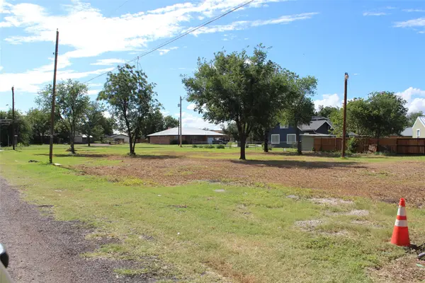 611 W C Street, Munday, TX 76371