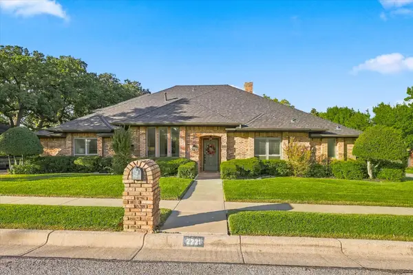 2221 Pine Thicket Lane, Bedford, TX 76021