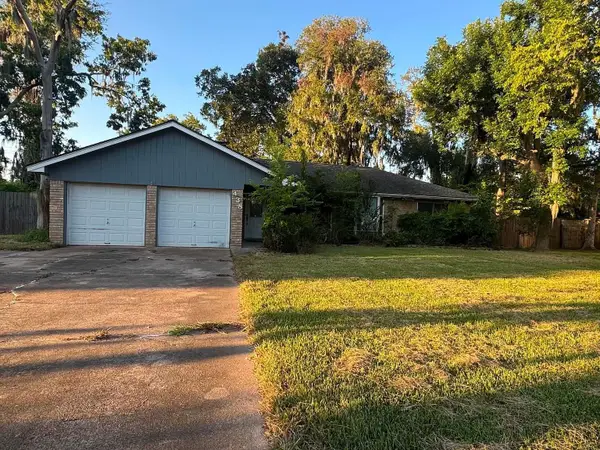 438 Southern Oaks Drive, Lake Jackson, TX 77566