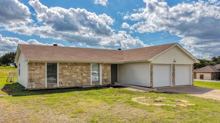 901 W Apache Trail, Granbury, TX 76048 - #3
