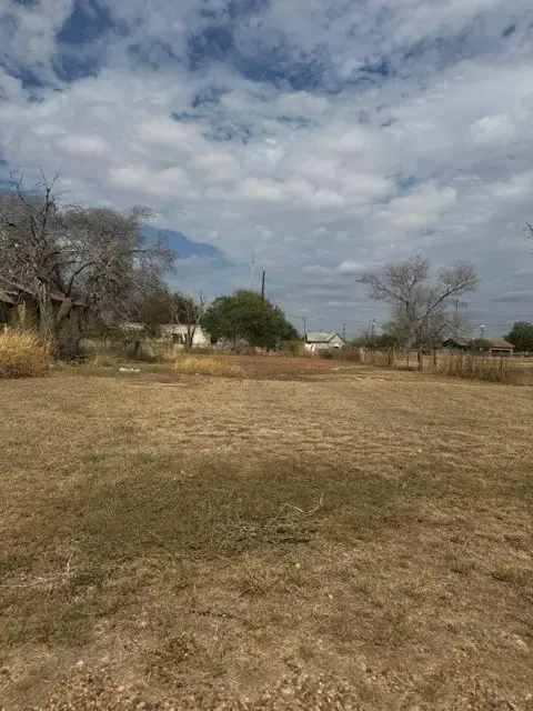 805 E 9th Street, Quanah, TX 79252