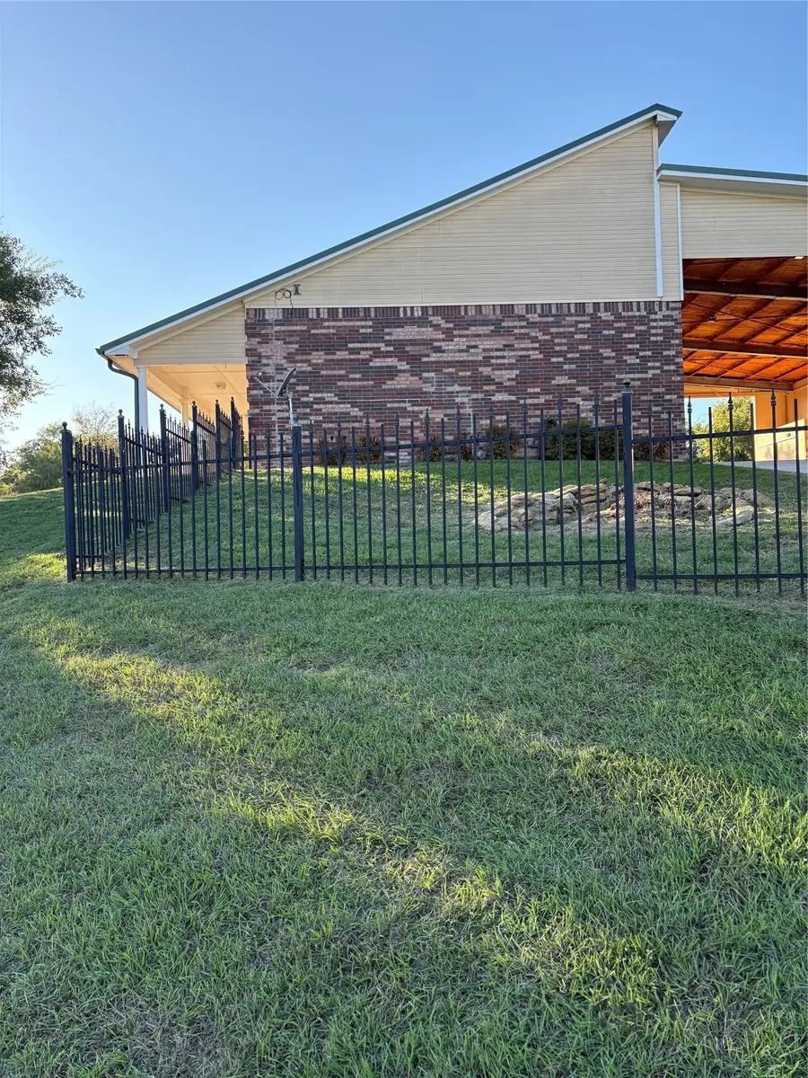 504 Balboa Drive E, Runaway Bay, TX 76426 - #2