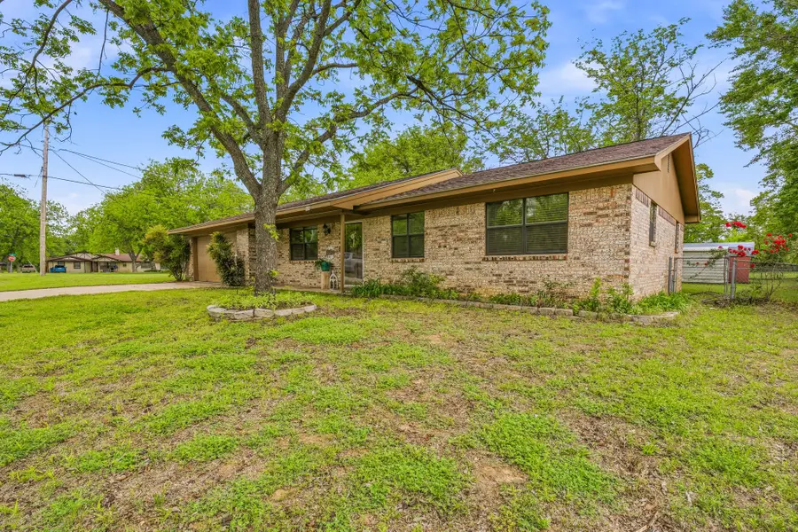 200 E Plum Avenue, De Leon, TX 76444 - #2