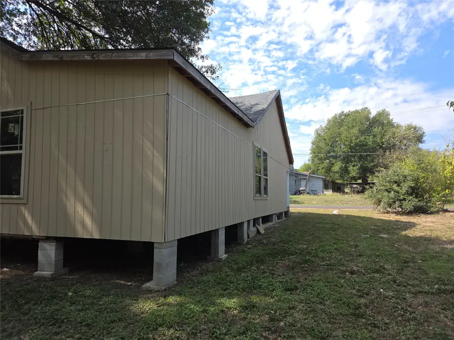 401 E Hopkins Street, Mexia, TX 76667 - #3