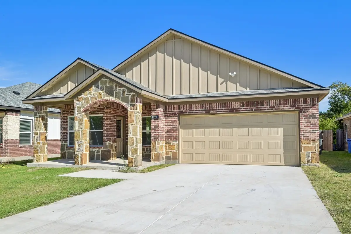 1221 S Rockwall Avenue, Terrell, TX 75160 - #1