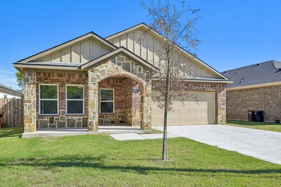 1221 S Rockwall Avenue, Terrell, TX 75160 - #3