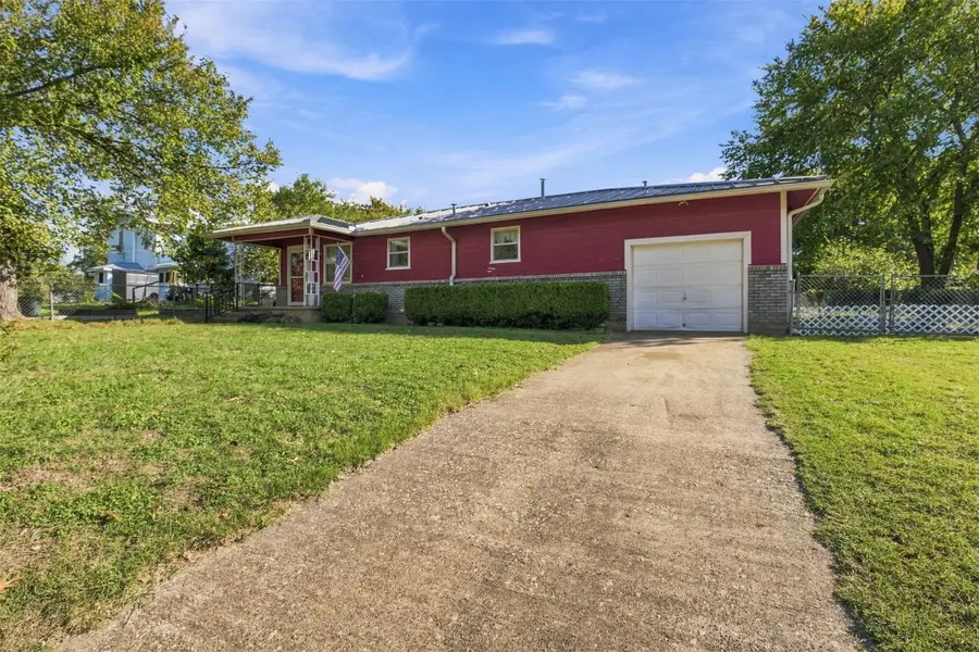 607 W Water Street, Weatherford, TX 76086 - #2