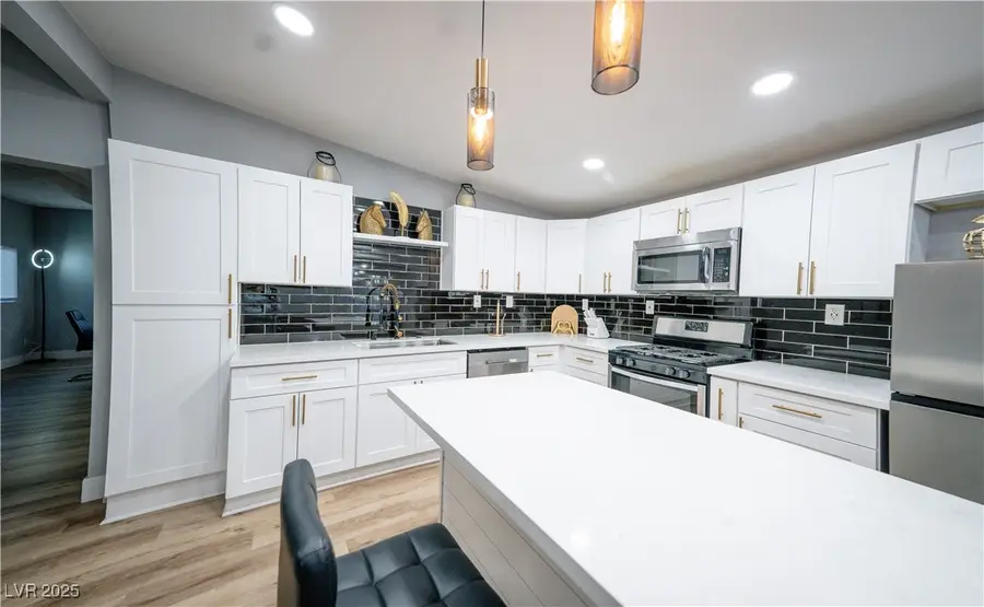 1660 Izabella Avenue, Las Vegas, NV 89169 - Image #2
