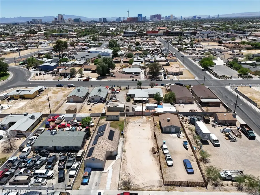 1249 W Bartlett Avenue, Las Vegas, NV 89106 - #3