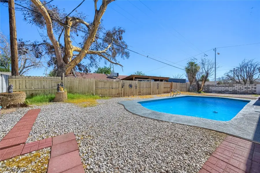 3572 Regents Circle, Las Vegas, NV 89121 - #3