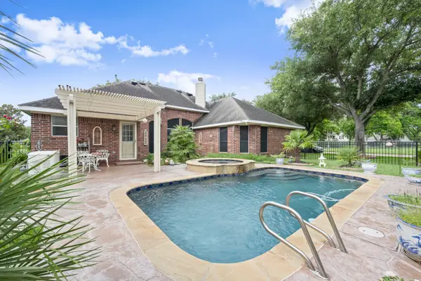 3903 Crystal Lake Circle S, Pearland, TX 77584