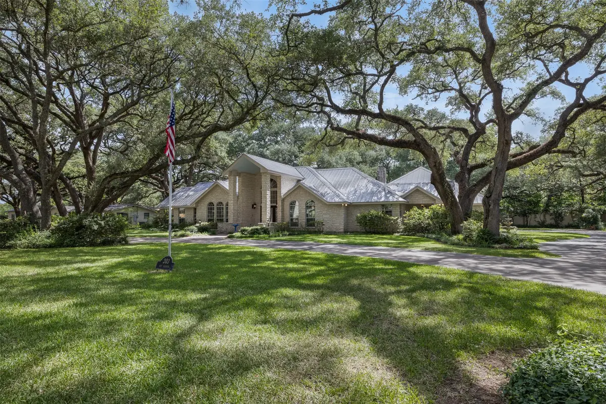 203 Oak Cluster Drive, Columbus, TX 78934 - #1