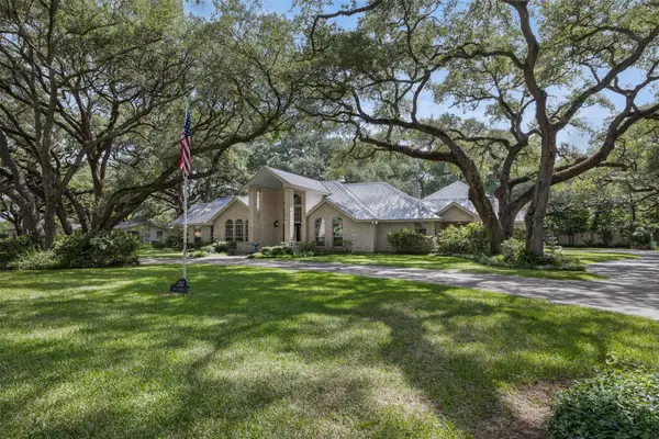 203 Oak Cluster Drive, Columbus, TX 78934