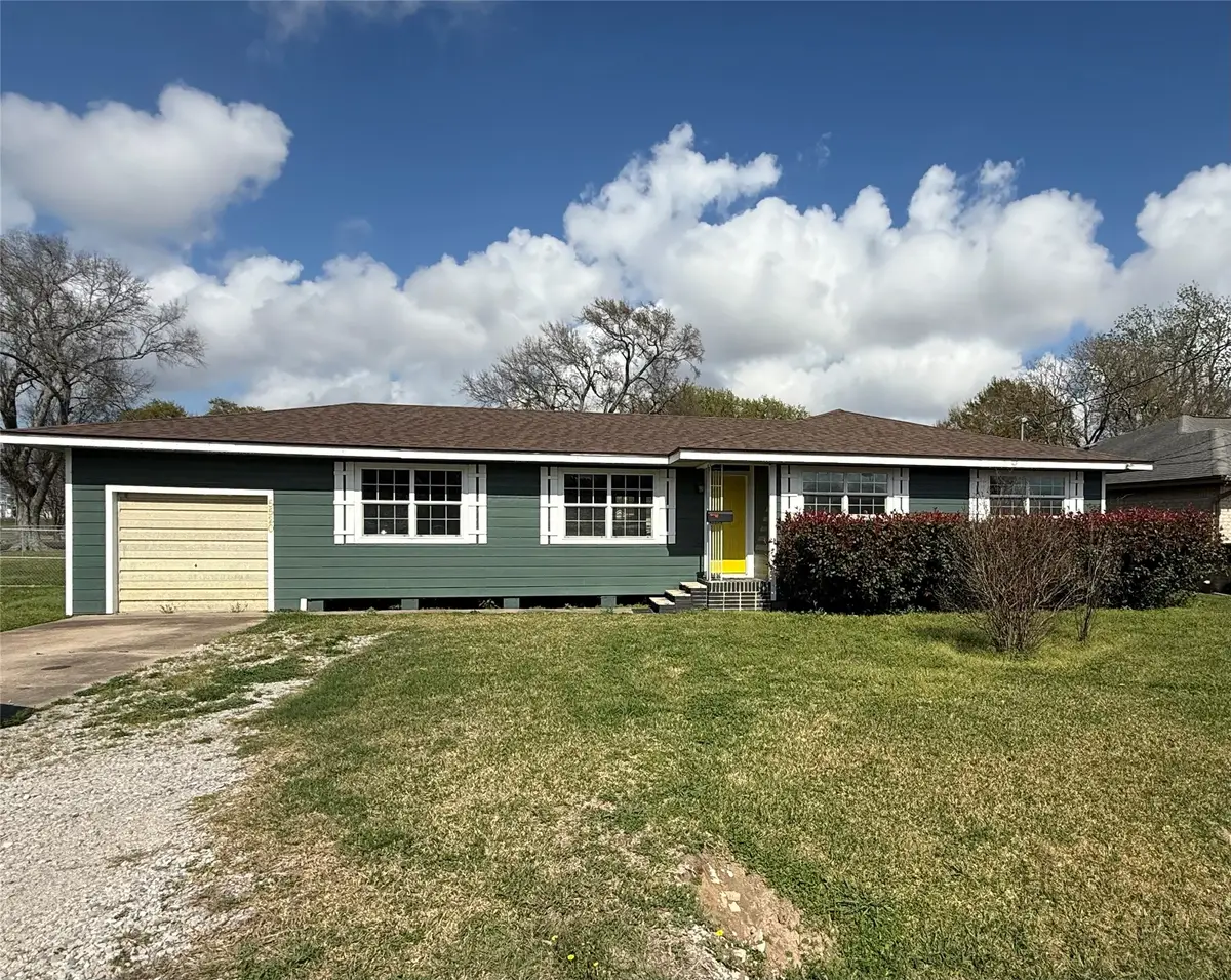 5520 Lincoln Avenue, Groves, TX 77619 - #1