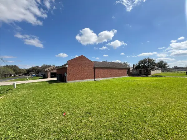 309 Mayfair Circle, Wharton, TX 77488