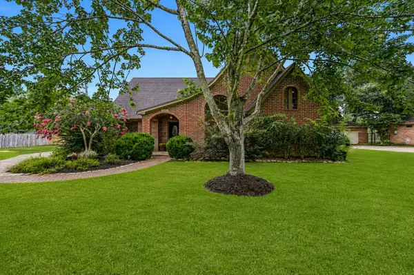 1207 W Edgewood Drive, Friendswood, TX 77546