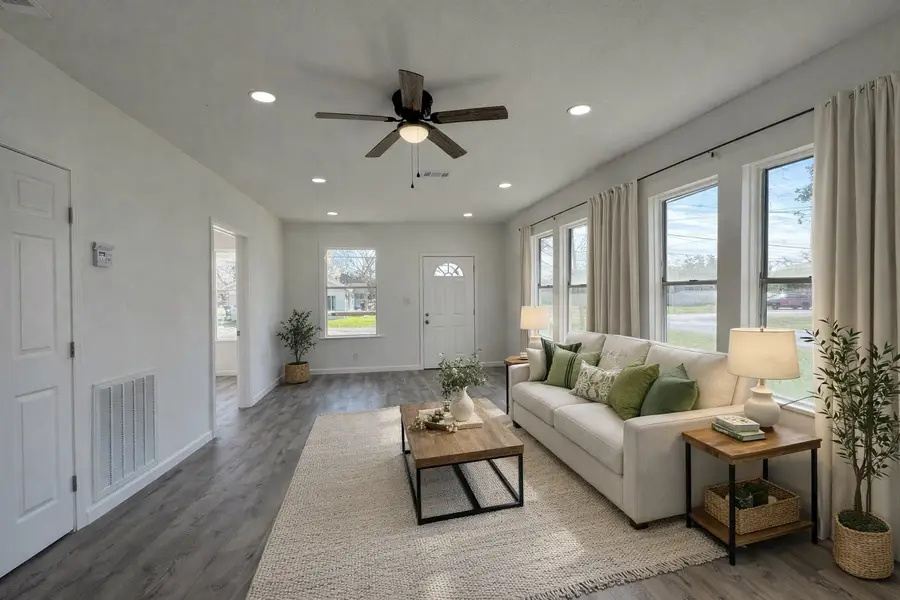 301 E 3rd Street, Sweeny, TX 77480 - Image #2