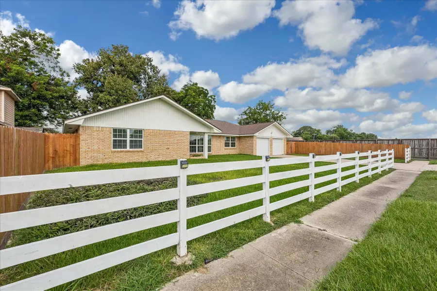 405 N Fulton Street, Texas City, TX 77591 - #3
