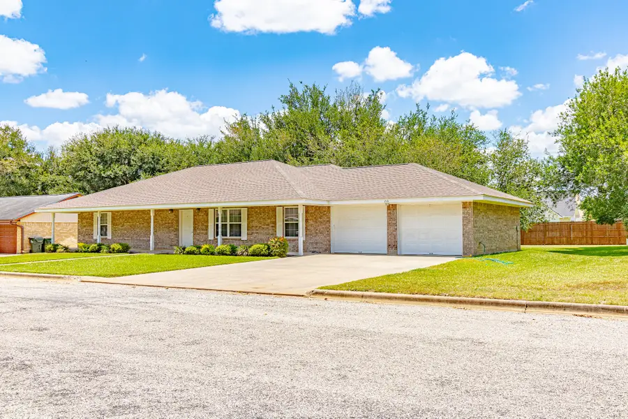 216 E Montana Drive, Shiner, TX 77984 - #2