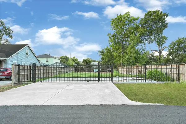 9210 E Avenue Q, Houston, TX 77012