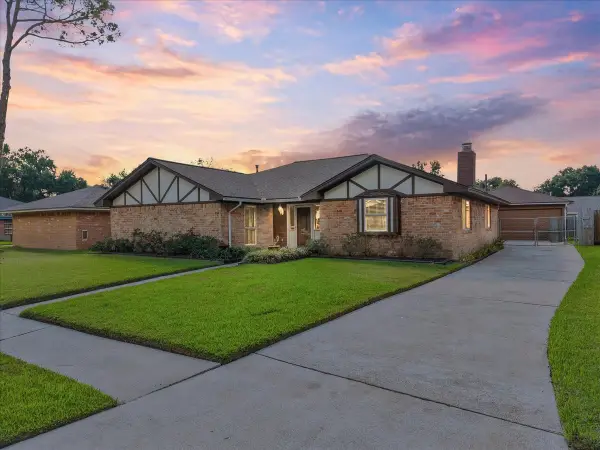 1918 Crooked Creek Lane, Pearland, TX 77581