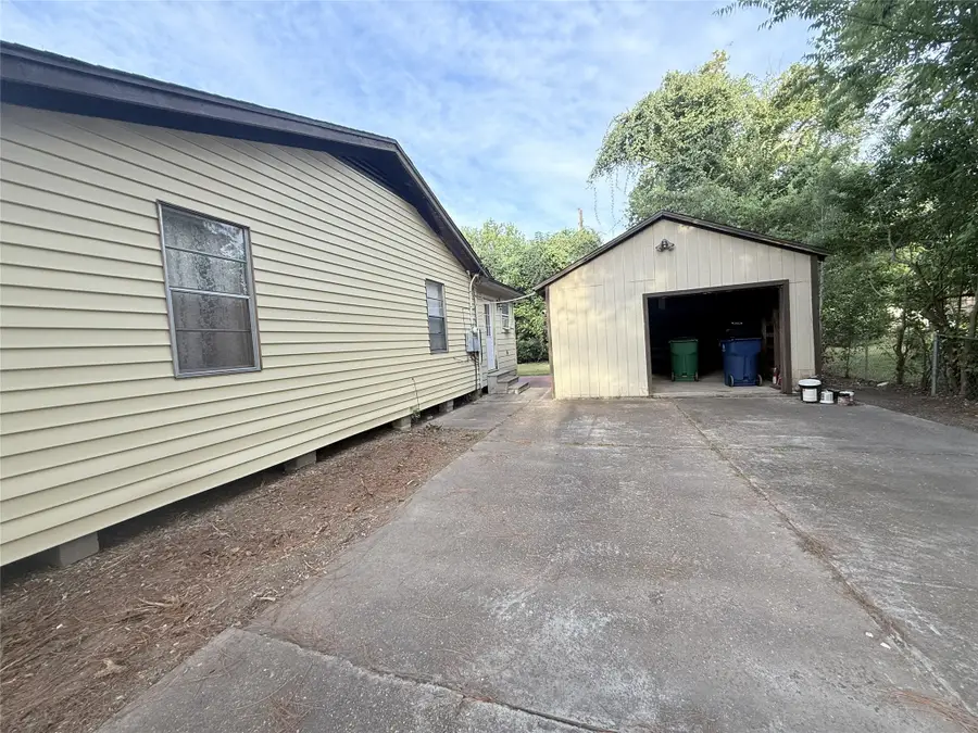 724 S Morgan Street, Angleton, TX 77515 - #3