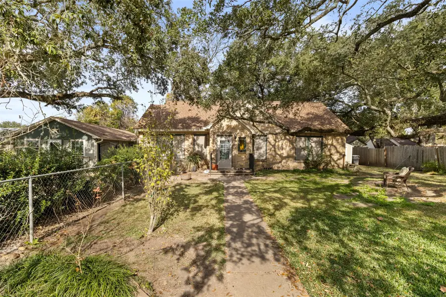 205 Jephson Drive, Alvin, TX 77511 - Image #2