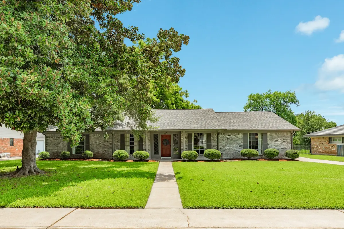 320 Linden Lane, Lake Jackson, TX 77566 - #1