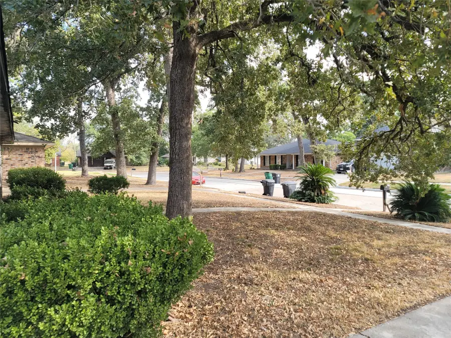 7211 Deep Forest Drive, Houston, TX 77088 - Image #2