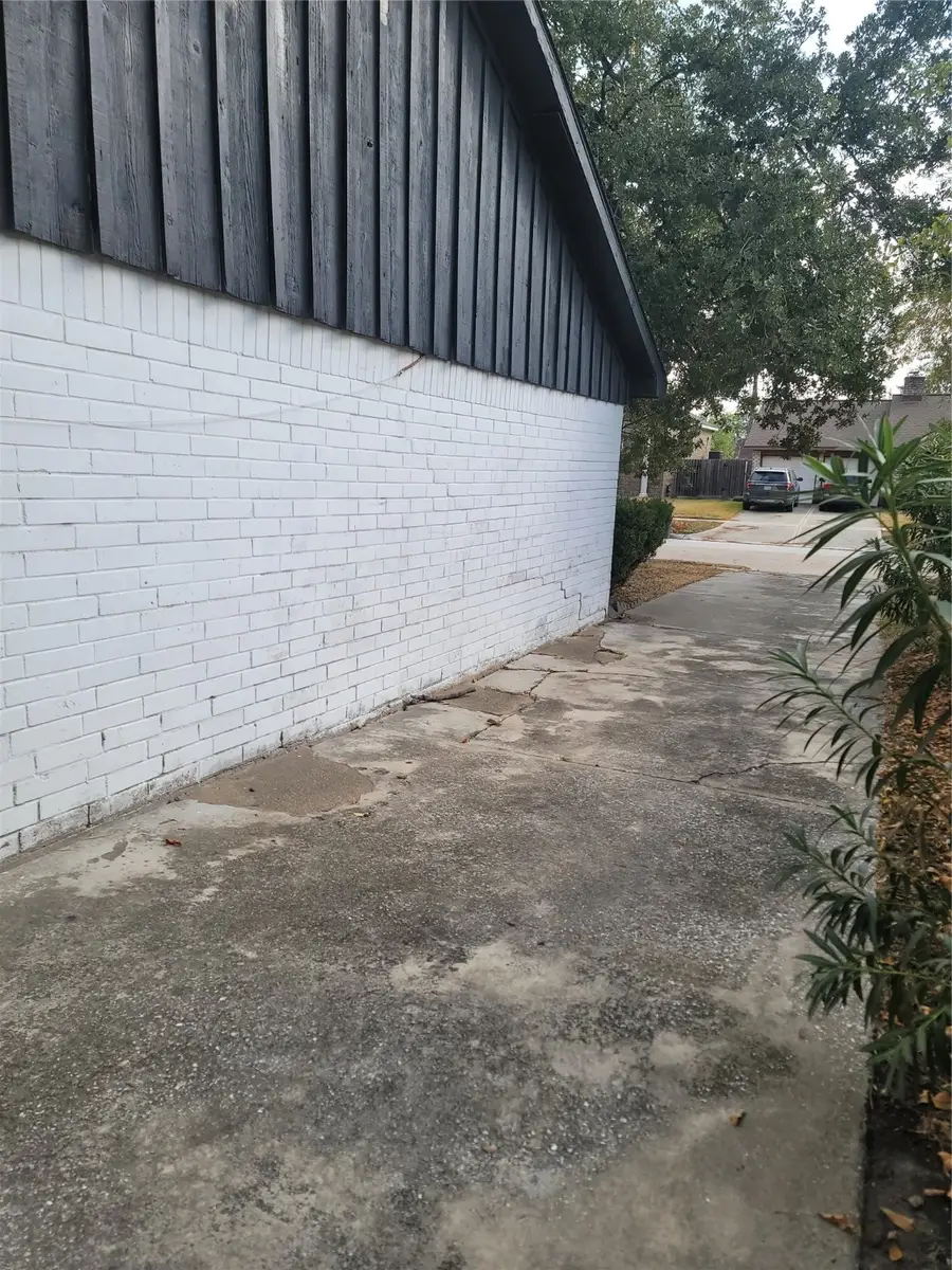 7211 Deep Forest Drive, Houston, TX 77088 - Image #3