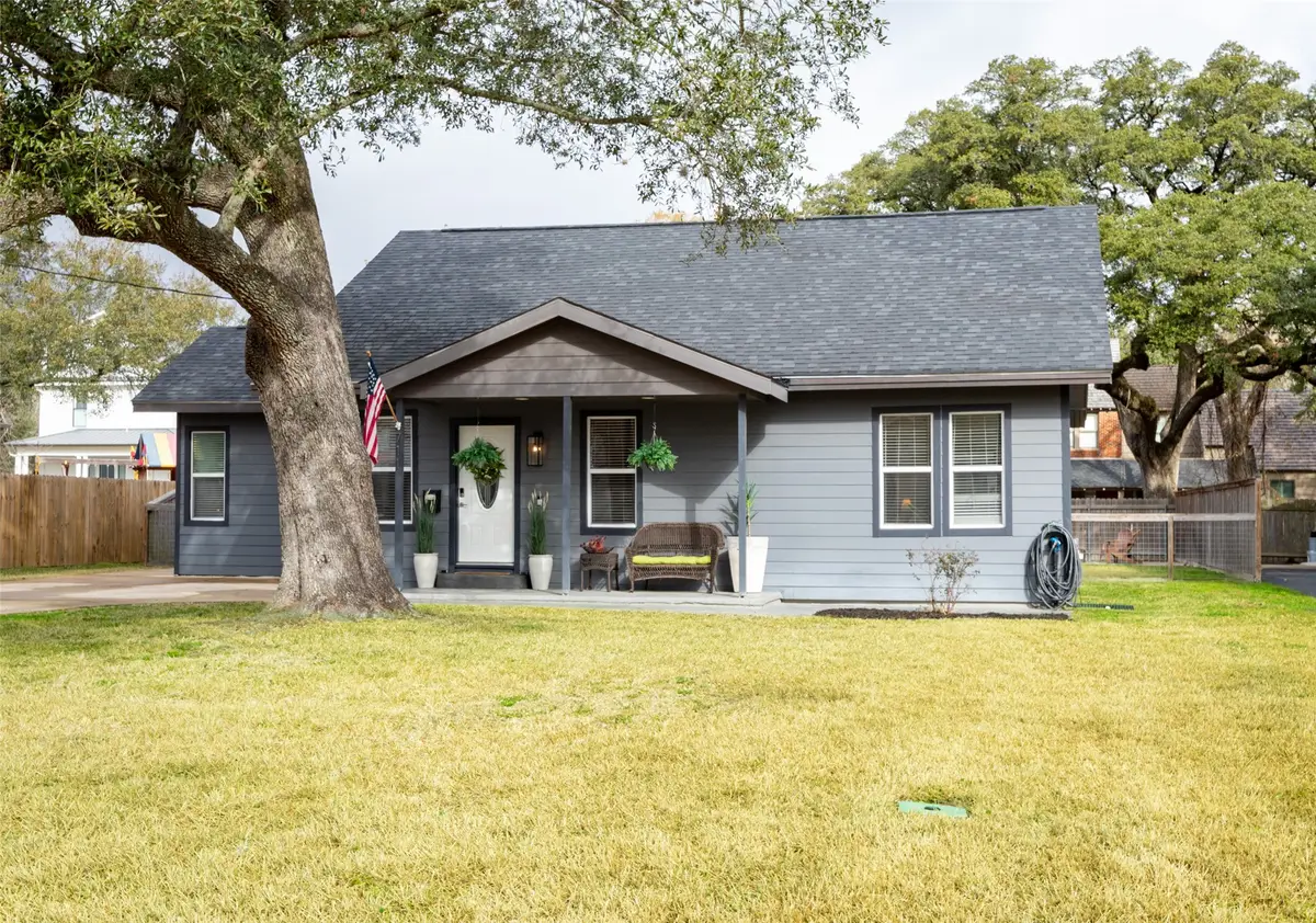 711 4th Street, Sealy, TX 77474 - #1