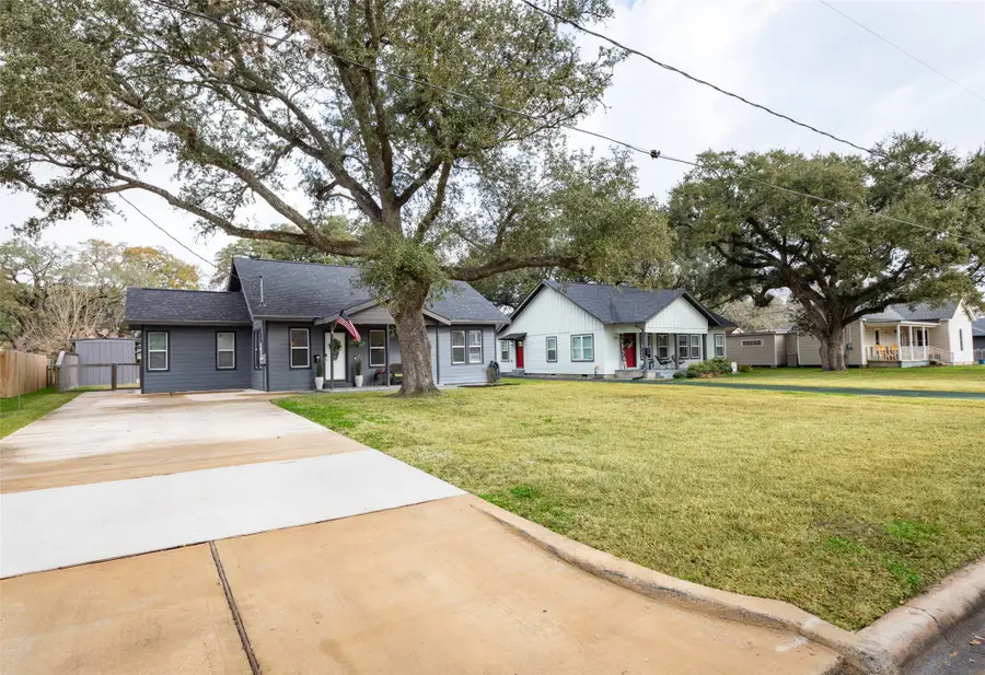 711 4th Street, Sealy, TX 77474 - #3