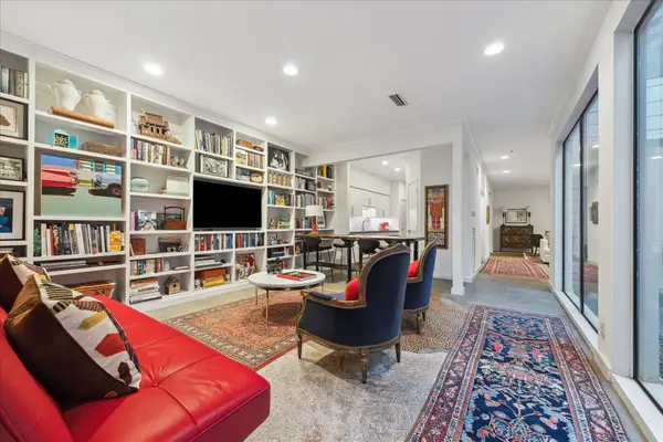 10 S Briar Hollow Lane #55, Houston, TX 77027