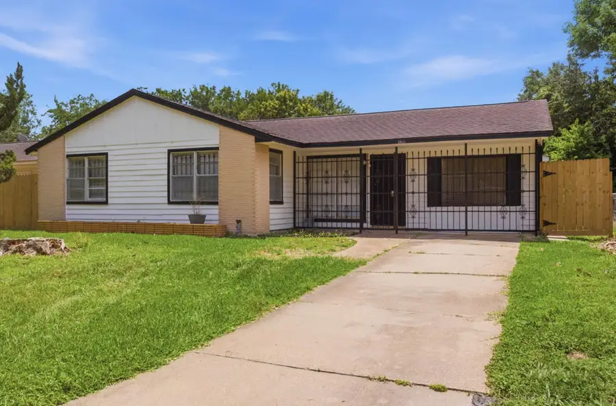 5622 Woodgreen Street, Houston, TX 77033 - #3
