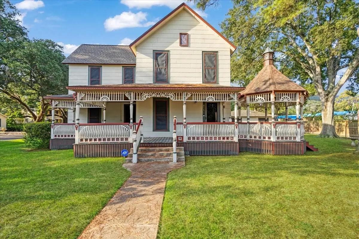 816 W Adoue Street, Alvin, TX 77511 - #1