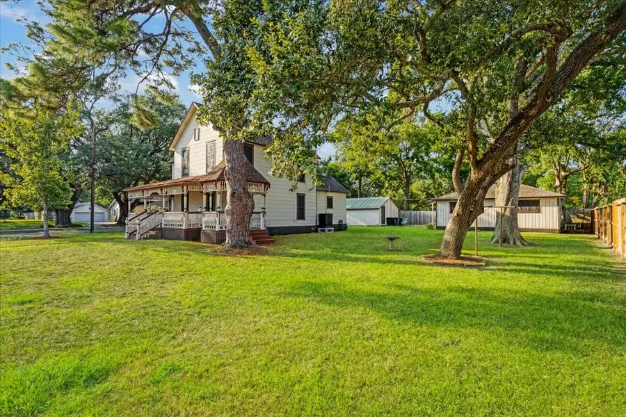816 W Adoue Street, Alvin, TX 77511 - #3