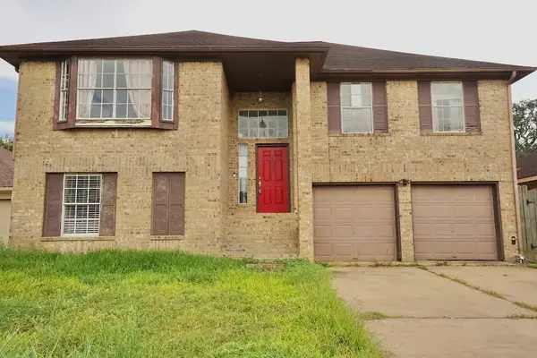 110 Almond Drive, Lake Jackson, TX 77566