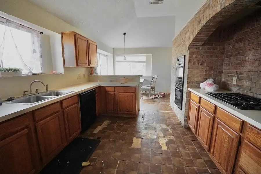 110 Almond Drive, Lake Jackson, TX 77566 - #2