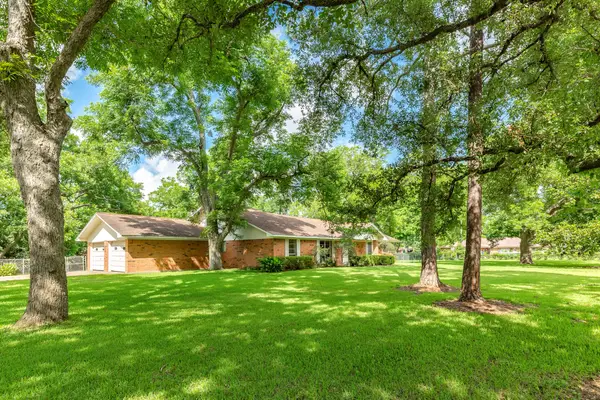 120 Southern Oaks Drive, Lake Jackson, TX 77566