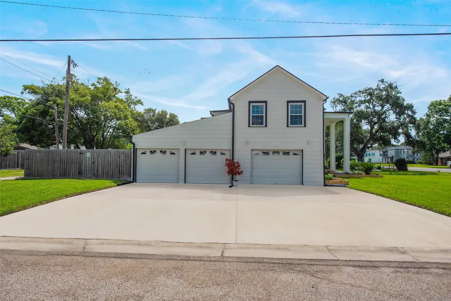 132 13th Avenue N, Texas City, TX 77590 - #3