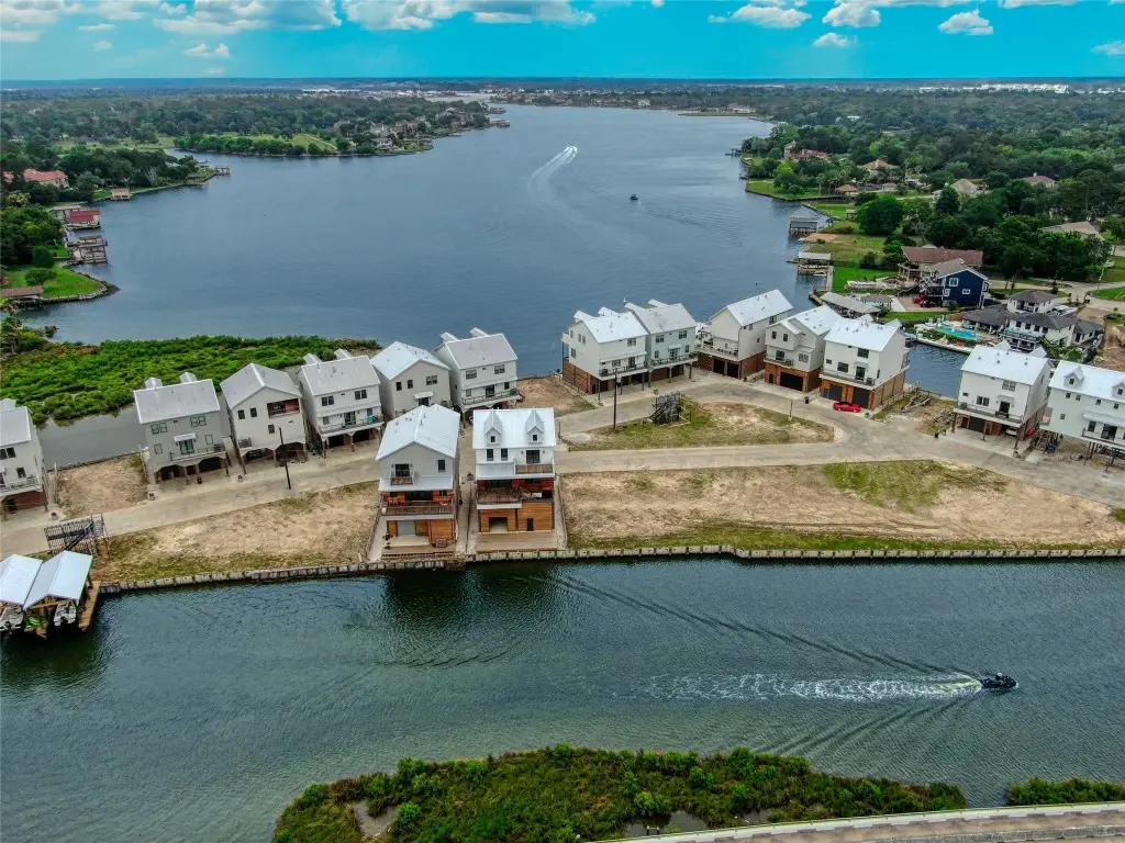 24 Cmdr Runco Lane, Taylor Lake Village, TX 77586 - #1