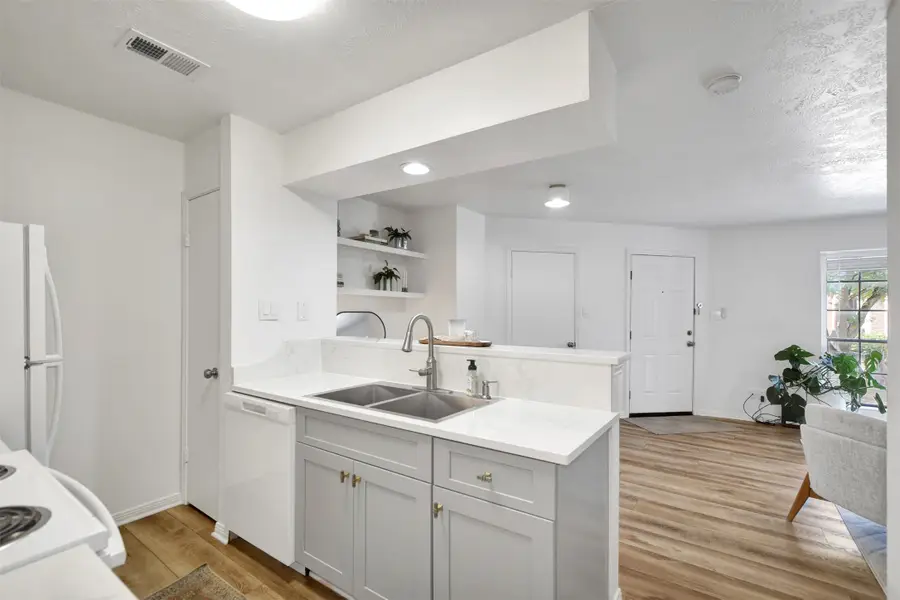 2401 Sycamore Avenue #D9, Huntsville, TX 77340 - #3