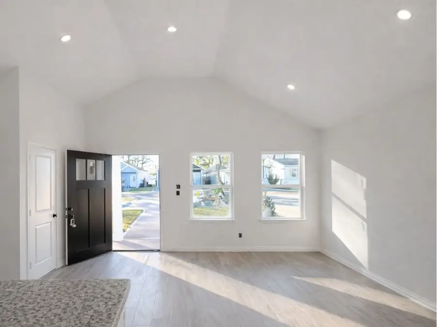 821 Palmdate, Montgomery, TX 77316 - Image #2