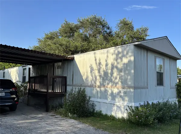 902 Ferol Lane, Highlands, TX 77562