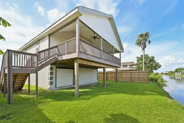 6935 W Holiday Street, Hitchcock, TX 77563