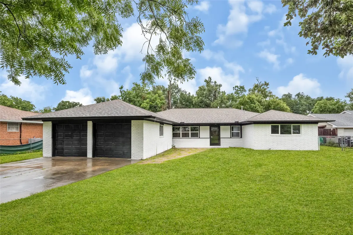 320 Burnett Drive, Baytown, TX 77520 - #1