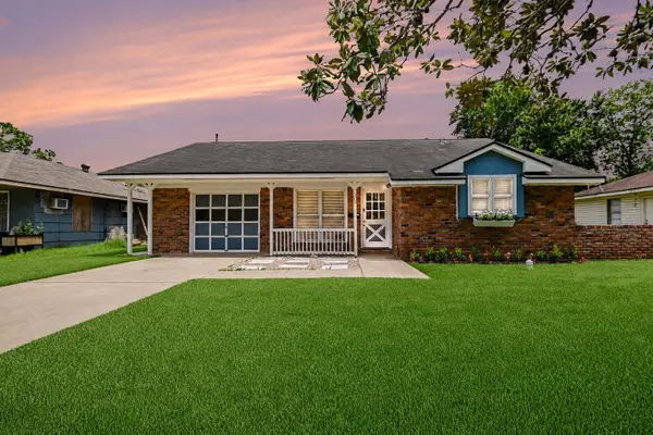 203 Chestnut Street, Lake Jackson, TX 77566