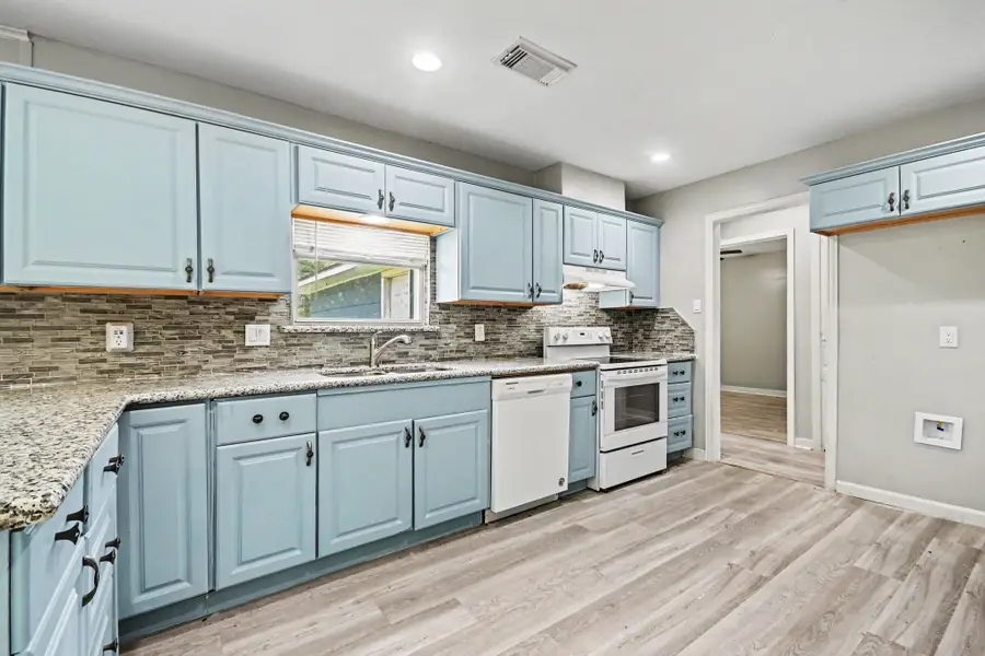 203 Chestnut Street, Lake Jackson, TX 77566 - #2